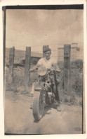 Delcampe - ¤¤   -   Carte-Photo Non Située D'un Homme Sur Une MOTO    -  ¤¤ - Motorräder