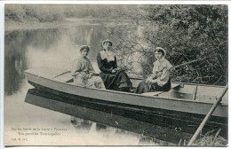 Delcampe - CPA *Sur Les Bords De La Loire à VOUVRAY Nos Gentilles Tourangelles (Gros Plan 3 Jolies Femmes En Barque) Coll. R. Et L. - Vouvray
