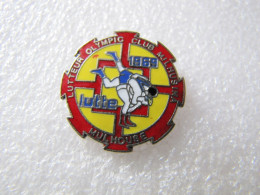 PIN'S   LUTTEUR OLYMPIC CLUB   MILHUSINA   MULHOUSE  1969  LUTTE     Email Grand Feu - Lucha