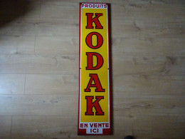 Plaque EMAILLEE " KODAK" Très Bel état 130 Cm X 30 Cm - Targhe Smaltate (a Partire Dal 1961)