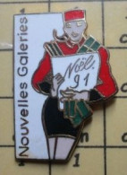 421 Pin's Pins / Beau Et Rare /  NOEL / 1991 GROOMETTE SEXY NOUVELLES GALERIES Par ARCANE - Navidad