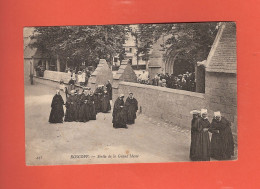 Delcampe - CPA  Dépt  29 :  ROSCOFF : Sortie De La Grand'Mess - Roscoff