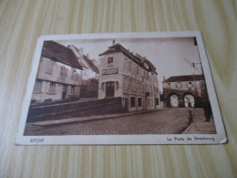 Delcampe - CPA Bitche (57).La Porte De Strasbourg - Carte Animée Avec Commerces. - Bitche
