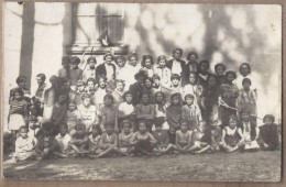 Delcampe - CARTE PHOTO 30 ALES TB PLAN Groupe Enfants Au Bord D'une Maison Fête ? ECOLE ? - Alès