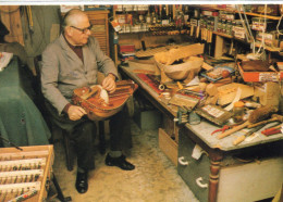 Delcampe - Vielle Cabrette Biniou Cornemuse Gaston Rivière à Montluçon Métiers Le Luthier Musique Vielle Instrument De Musique - Kunsthandwerk