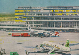 75. AEROPORT DE PARIS ORLY. CPSM. L'AIRE DE STATIONNEMENT. RAVITAILLEMENT PAR CAMIONS MOBIL AVIATION. . - Flugwesen