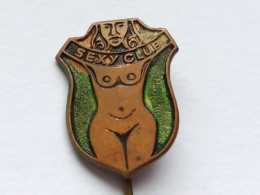 Delcampe - BADGE Z-85-1 - EROTIC, PORN, NUDE, EROTIQUE, SEXY CLUB, PIN UP - Pin-ups