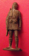 Figurine Kinder Métal Métallfiguren Vers 1980. Jahrhundert Evzone Soldat Grec. Socle Ovale - Familien