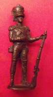 Figurine Kinder Métal Métallfiguren Vers 1980. Soldat Napoleon Napoleonische Soldaten Grenadier Socle Ovale - Familien