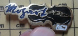 712c Pin's Pins / Beau Et Rare / MUSIQUE / MOZARD VIOLON VOLONCELLE ? - Navidad