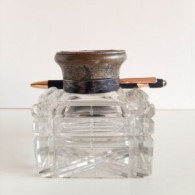 Antico Calamaio/calamai  In Vetro Lavorato Con Coperchio In Metallo Argentato E Porta Penna Misure Base Quadrata 9 Cm. - Calamai