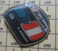 1617 Pin's Pins / Beau Et Rare / SPORTS / FORMULE 1 CASQUE PILOTE G BERGER Et Son Gros Baton ! - Automovilismo - F1