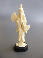 Cadeau Publicitaire Mir - Statuettes Chinoises Imitation Ivoire - Socle Ovale Marqué MIR - Altri & Non Classificati