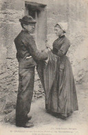 LE MARAICHINAGE . - CHALLANS Et Ses Environs. Couples D'Amoureux. Prise Du Parapluie - Collections & Lots