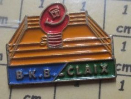 117 Pin's Pins / Beau Et Rare / SPORTS / GANTS DE BOXE ROUGE RING B-K. B CLAIX à Molette ? - Boxing
