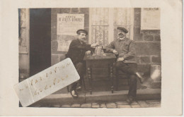 Delcampe - LA FERRIERE AUX ETANGS  - Deux Hommes Qui Se Désaltèrent En 1916  ( Carte Photo  ) - Altri & Non Classificati