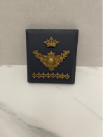 Petit Cadre Gris Foncé Avec Une Couronne Royale Et Fleurs De Lys  & - Altri & Non Classificati