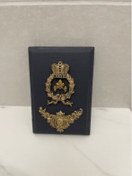 Petit Cadre Gris Foncé Avec Une Couronne Royale Et Fleurs De Lys  & - Altri & Non Classificati