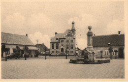 Desschel.   -   Marktplein Met Gemeentehuis. - Dessel