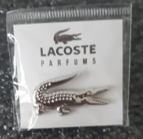 Pin's Pin Crocodile Parfums LACOSTE - Perfume