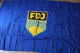 Ancien Drapeau De La Jeunesse Libre Allemande - Freie Deutsche Jugend - RDA/DDR - Drapeaux