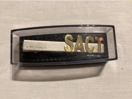 Delcampe - Armée Suisse -  épingle De Cravate SACT - Longueur 6,5 Cm - Dans Son étui - Ausrüstung