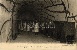 ** T2 La Champagne. Travail Du Vin De Champagne, La Mise Sur Pointe / Champagne Factory, Interior With Workers - Unclassified