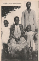 CPA AFRIQUE NOIRE ZAMBEZE Une Famille Chrétienne Type Noir Nègre Négritude Ethnie Ethnic - Sambia