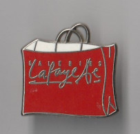 PIN’S THÈME  ARTHUS  BERTRAND   GALERIES  LAFAYETTE  COULEUR  ROUGE - Arthus Bertrand