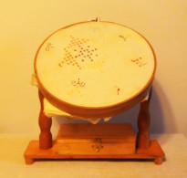 BASTIDOR PARA COSTURA CON CAJÓN VINTAGE - Cross Stitch