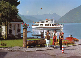ISELTWALD AM BRIENZERSEE, BERNER TRACHTEN UND MS INTERLAKEN, JEUNES GENS EN COSTUMES, BATEAU COULEUR   REF 25180 - Iseltwald