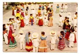 EL SALVADOR // NIÑOS CON TRAJES TÍPICOS NACIONALES DURANTE UN FESTIVAL // 1960 - El Salvador