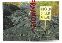 Coulée De Lave Sur Une Route. - Hawaï