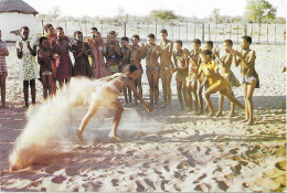 Postkaarten > Afrika > Botswana >Ghanzi Dancing Troupe Performs A Flash Dance (23807) - Botswana