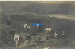 08015 - CARTE PHOTO - METIER - Mine Carrière Ouvrier Creusement Brouette - Mines