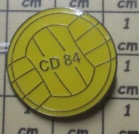 1116A Pin's Pins / Beau Et Rare / SPORTS / CLUB VOLLEY-BALL CD 84 BALLON JAUNE - Volleybal