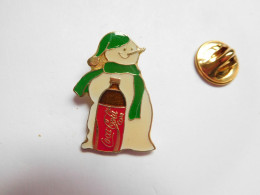 Beau Pin's , Coca Cola , Bonhomme De Neige , JO Jeux Olympiques  , Fond Doré Quadrillé , Signé LTO Paris - Coca-Cola