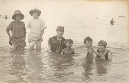 Delcampe - Carte Photo D'enfants Et Vacanciers En Bain De Mer - A Identifier