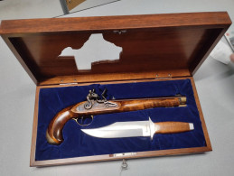 Coffret Pedersoli Alamo 1836 Avec Pistolet à Silex Navy Molle Cal 45 + Couteau Bowie - Armas De Colección