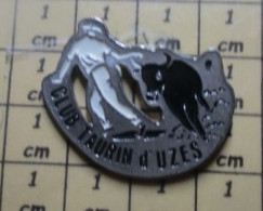 1116c Pin's Pins / Beau Et Rare / SPORTS / CLUB TAURIN UZES VACHE VACHETTE TAUREAU - Stierkampf
