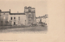 Delcampe - LA ROCHE-SUR-YON . - Maison Renaissance, Place De La Vieille Horloge - La Roche Sur Yon