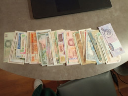 Lot De + De 100 Billets Du Monde Anciens - Collections & Lots