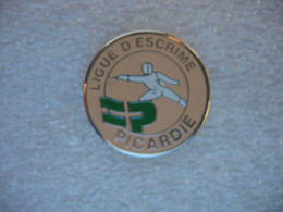Pin's De La Ligue D'escrime De La Région Picardie - Schermen