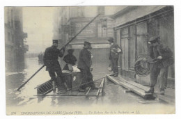 Delcampe - CPA ANIMEE PARIS, UN RADEAU RUE DE LA BUCHERIE, INONDATIONS DE 1910, PARIS 75 - Paris (05)