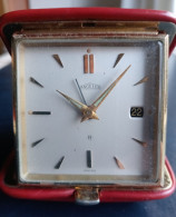 Angelus Ancien Réveil De Voyage, En Cuir Rouge Avec Son étui, Annes 60. Made In Switzerland. Voir 4 Scan - Alarm Clocks
