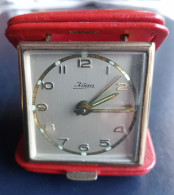 Kaiser Ancien Réveil De Voyage, En Cuir Rouge, Annes 60. Made In Germany. Voir 3 Scan - Alarm Clocks