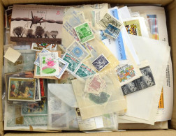 **, *, O Egy Gyűjtő Felesleges Bélyegei: Magyar és Külföldi Bélyegek Tasakokban, Berakólapokon Vagy ömlesztve Karton Dob - Other & Unclassified