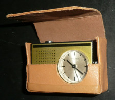 Pour Pièce Ou à Restaurer Rare Ancien Petit Réveil En Forme De Radio Transistor Avec Son étui, RUHLA Sumatic - Alarm Clocks