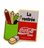 PINS  COCA-COLA  LA RENTREE SCOLAIRE CRAYON GOMME STYLO / MERCE24/1 - Coca-Cola
