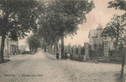 [-5%] BELGIQUE - Ghistel - Inkomst Der Stad - Lanterne - Rue - Animé - Uitg Van Honsebrouck - Carte Postale Ancienne - Gistel